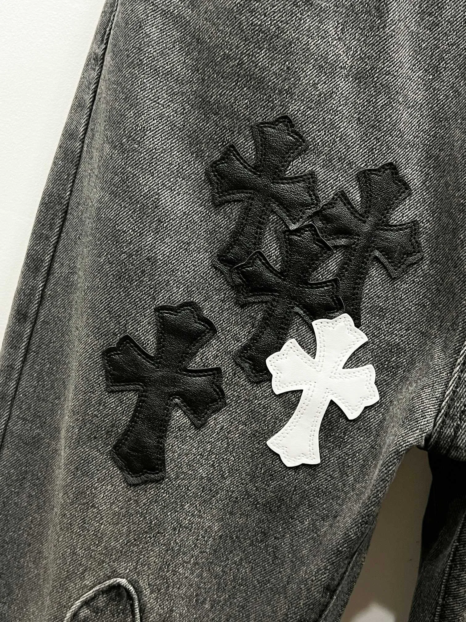 P260 Style number: (c028) Chrome Hearts CH Chrome Hearts 24SS vip custom-made double-knee leather flame high street cross jeans. Original purchased and patterned to truly restore the ultimate vintage texture. Special Italian cowhide print and then cut. Customized sheepskin three-layer thick line leather. The whole body is spliced in heavy water washing process. Craftsmen hand-splash ink. You can see the details. Three-dimensional cutting version. Loose and comfortable, not flattering on the body. Makes taller and slimmer. Seiko factory. Original factory quality control, same style for men and women, can be matched with couples, versatile recommendation, must-have jeans for all seasons Color: gray Size: 28, 30, 32, 34, 36 (S-xxl)